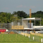 Budowa ołtarza  na krakowskich Błoniach.