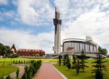 Bazylikę Bożego Miłosierdzia wybudowano w latach 1999–2002.