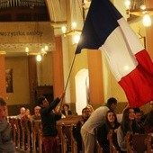 Młodzi pielgrzymi z Francji w kościele NMP Wspomożenia Wiernych