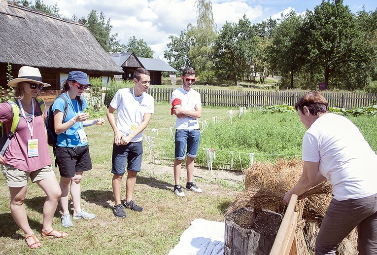 Pielgrzymi w osieckim skansenie