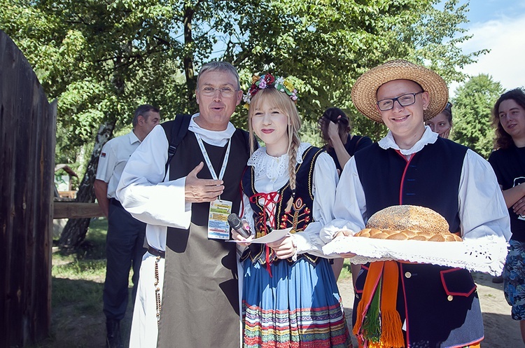 Pielgrzymi w osieckim skansenie