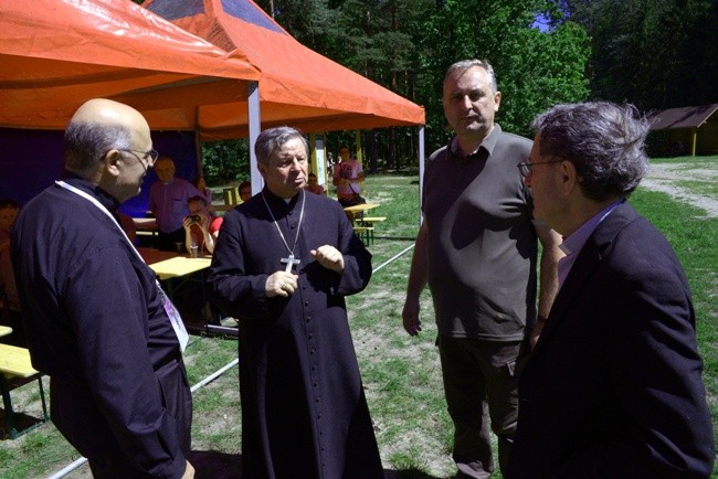 Bp Henryk Tomasik (drugi z lewej) podczas rozmowy z leśnikami i gośćmi z Włoch, którzy przybyli na ŚDM do diecezji radomskiej