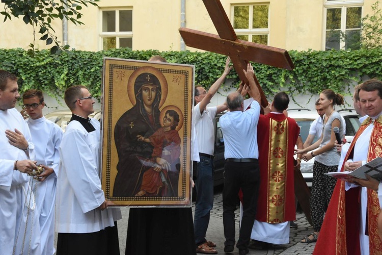 Symbole ŚDM w kościele Świętego Krzyża