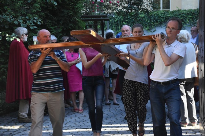 Symbole ŚDM w kościele Świętego Krzyża