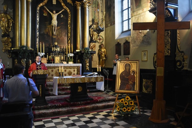 Symbole ŚDM w kościele Świętego Krzyża