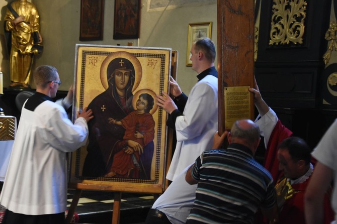 Symbole ŚDM w kościele Świętego Krzyża