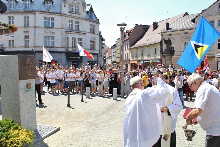 Odsłonięcie płaskorzeźby ks. Blachnickiego w Rybniku