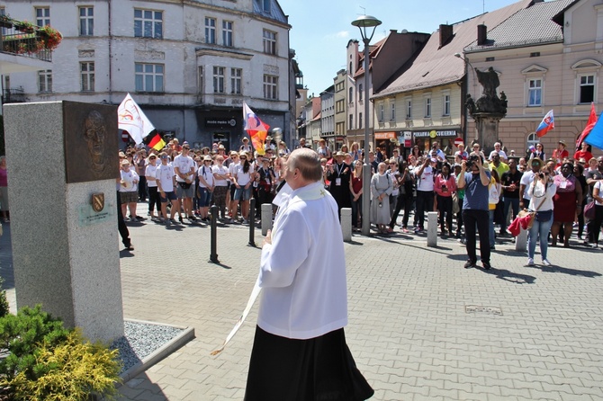 Odsłonięcie płaskorzeźby ks. Blachnickiego w Rybniku