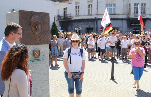 Odsłonięcie płaskorzeźby ks. Blachnickiego w Rybniku