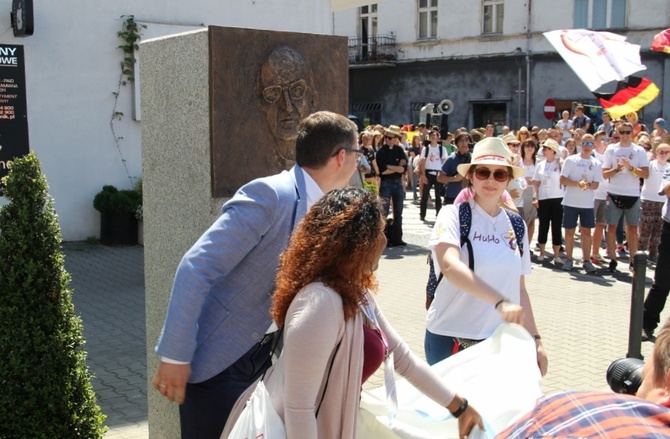 Odsłonięcie płaskorzeźby ks. Blachnickiego w Rybniku