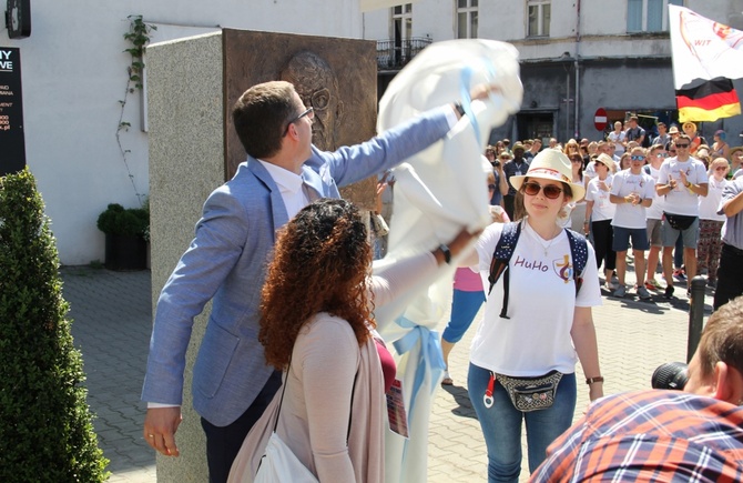 Odsłonięcie płaskorzeźby ks. Blachnickiego w Rybniku