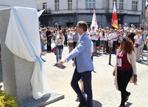 Odsłonięcie płaskorzeźby ks. Blachnickiego w Rybniku