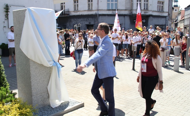 Odsłonięcie płaskorzeźby ks. Blachnickiego w Rybniku