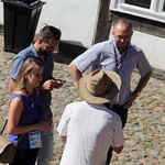 Pielgrzymi ŚDM ze Słupska zwiedzają skansen w Swołowie