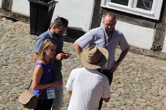 Pielgrzymi ŚDM ze Słupska zwiedzają skansen w Swołowie