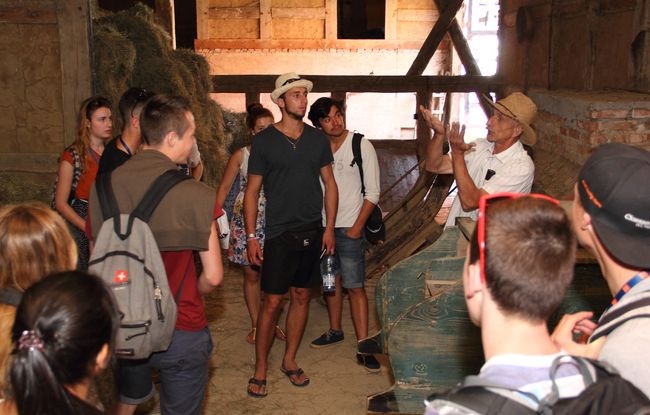 Pielgrzymi ŚDM ze Słupska zwiedzają skansen w Swołowie