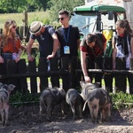 Pielgrzymi ŚDM ze Słupska zwiedzają skansen w Swołowie