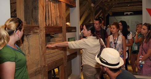 Pielgrzymi ŚDM ze Słupska zwiedzają skansen w Swołowie