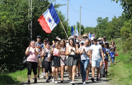 Francuscy goście parafii w Komorowicach przyszli na Trzyy Lipki pieszo