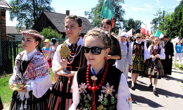 Na czele pielgrzymki niesione były relikwie świętych