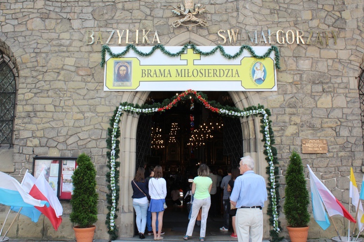 Nowy Sącz. Msza św., katecheza, mecz