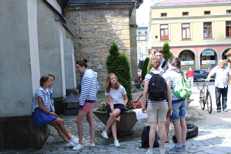 Nowy Sącz. Msza św., katecheza, mecz