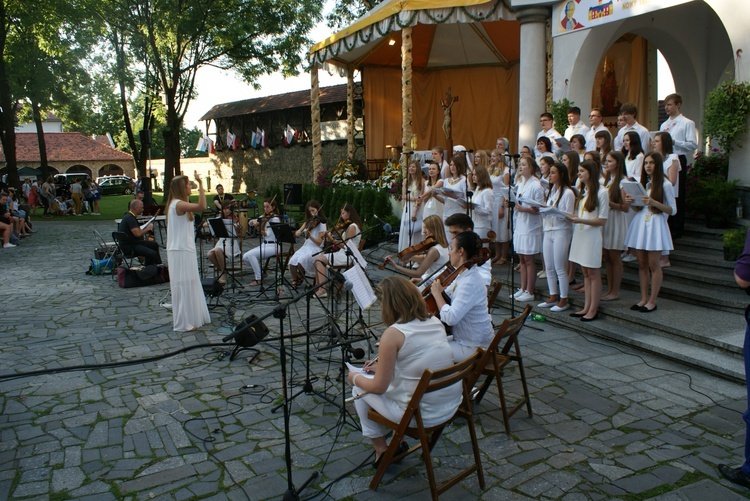Nowy Sącz. Msza św., katecheza, mecz