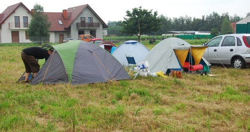 Na polu stoją już pierwsze namioty
