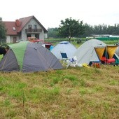 Na polu stoją już pierwsze namioty