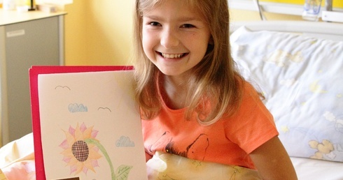 Chore dzieci i ich dar dla papieża