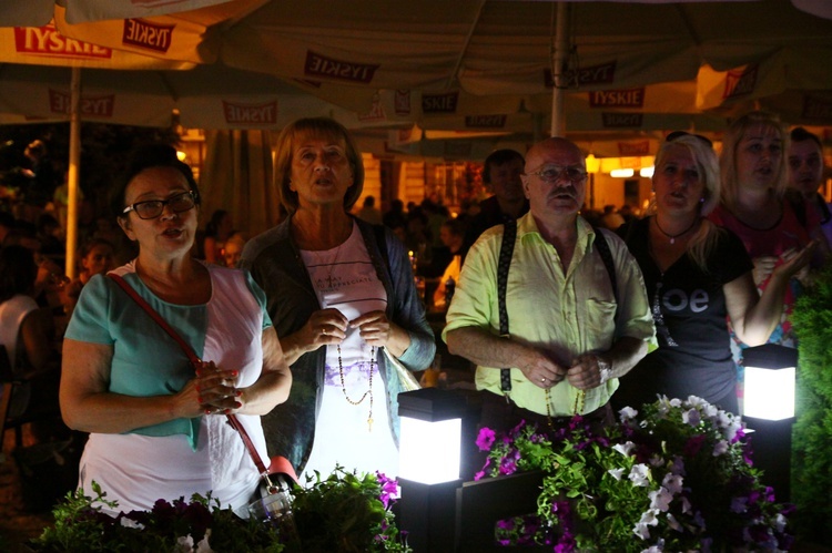 Uwielbienie na tarnogórskim rynku - dzień 1.