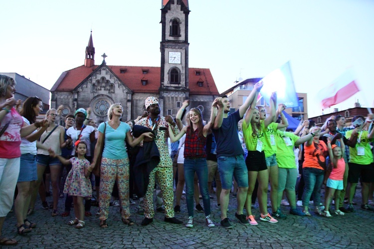 Uwielbienie na tarnogórskim rynku - dzień 1.