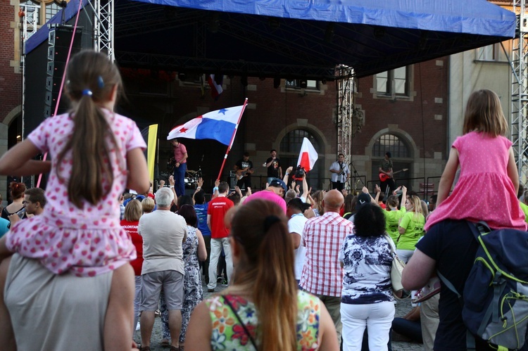 Uwielbienie na tarnogórskim rynku - dzień 1.