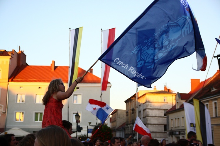 Uwielbienie na tarnogórskim rynku - dzień 1.