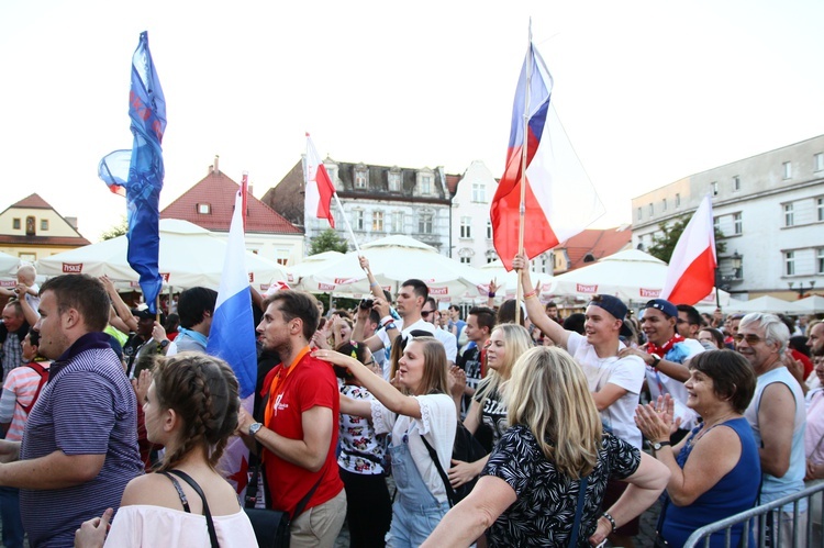 Uwielbienie na tarnogórskim rynku - dzień 1.