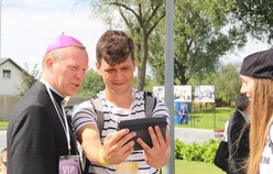 Bp Piotr Turzyński, kilka minut przed Eucharystią, na żywo relacjonuje do Internetu to, co dzieje się w Błotnicy