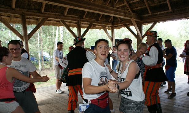 Łowicki oberek tańczony przez młodziez z Włoch i Polski