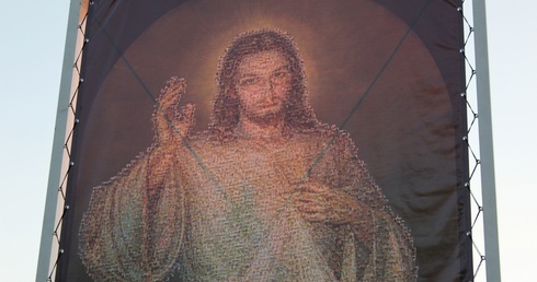 Miłosierdzie wymalowane twarzami