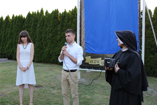 Miłosierny z kilkunastu tysięcy fotografii