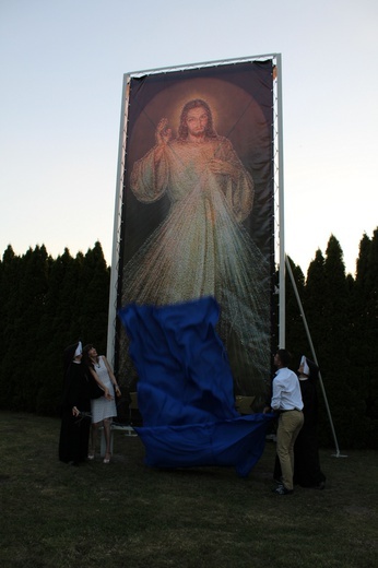 Miłosierny z kilkunastu tysięcy fotografii