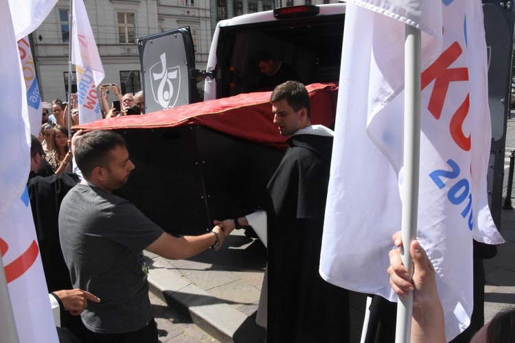 Wprowadzenie relikwii Pier Giorgio Frassatiego do bazyliki oo. dominikanów