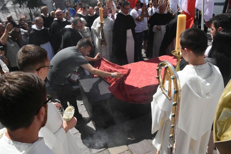 Wprowadzenie relikwii Pier Giorgio Frassatiego do bazyliki oo. dominikanów