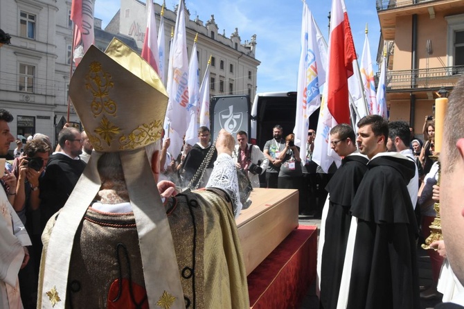 Wprowadzenie relikwii Pier Giorgio Frassatiego do bazyliki oo. dominikanów