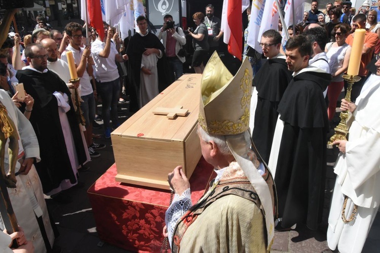 Wprowadzenie relikwii Pier Giorgio Frassatiego do bazyliki oo. dominikanów