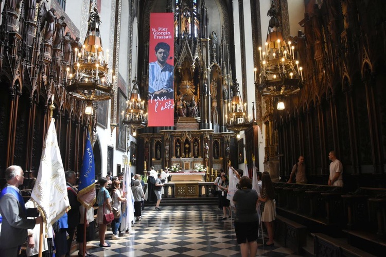 Wprowadzenie relikwii Pier Giorgio Frassatiego do bazyliki oo. dominikanów