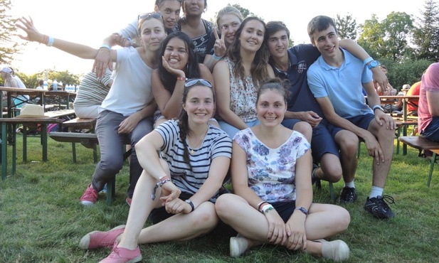 Młodzi Francuzi znakomicie czuli się w ogrodzie Siostr Szkolnych de Notre Dame