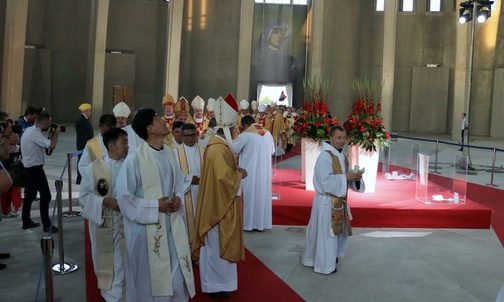 Pierwsi do Świątyni Opatrzności Bożej przez Bramę Miłosierdzia weszli kapłani i biskupi