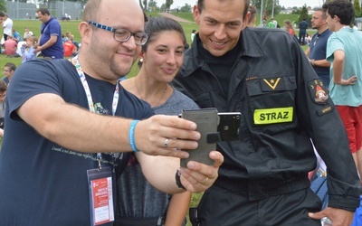 Mistrz olimpijski Zbigniew Bródka pozuje do selfie