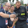 Mistrz olimpijski Zbigniew Bródka pozuje do selfie