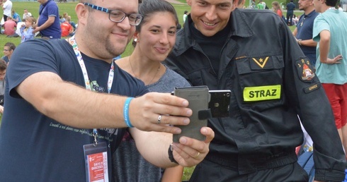 Mistrz olimpijski Zbigniew Bródka pozuje do selfie